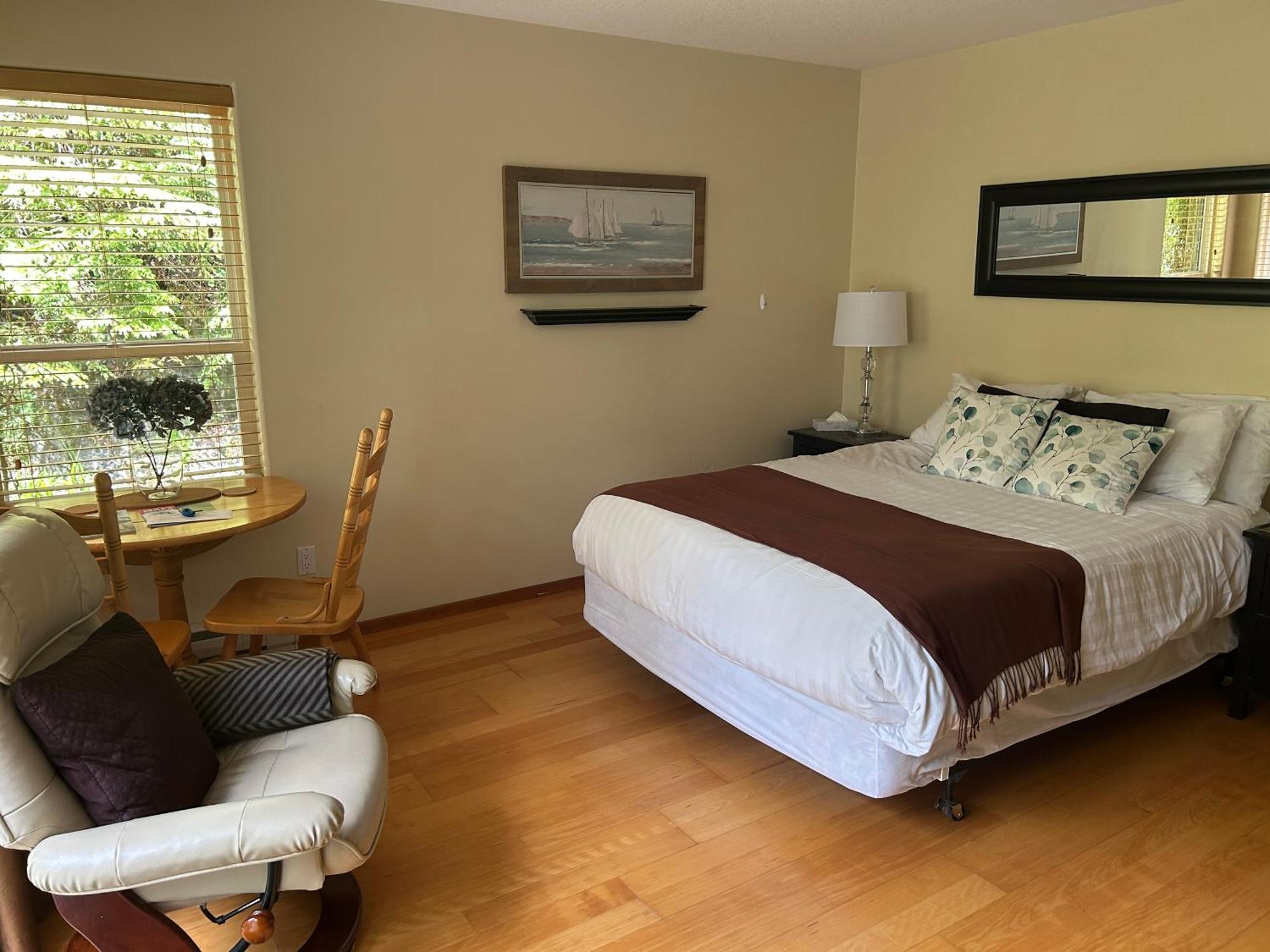 Cobble Wood And Bird Sanctuary Guest Houses Tofino Dış mekan fotoğraf