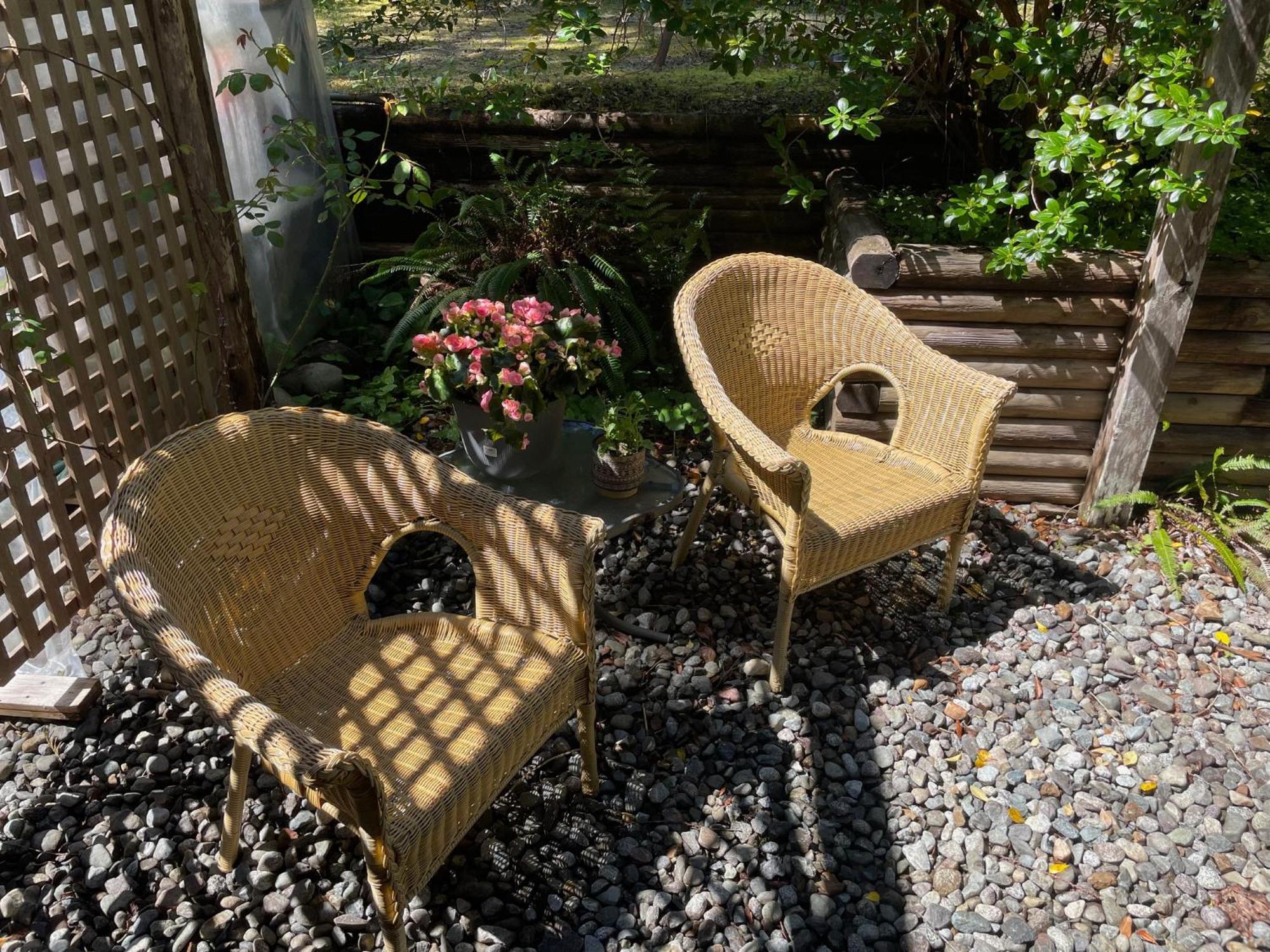 Cobble Wood And Bird Sanctuary Guest Houses Tofino Dış mekan fotoğraf