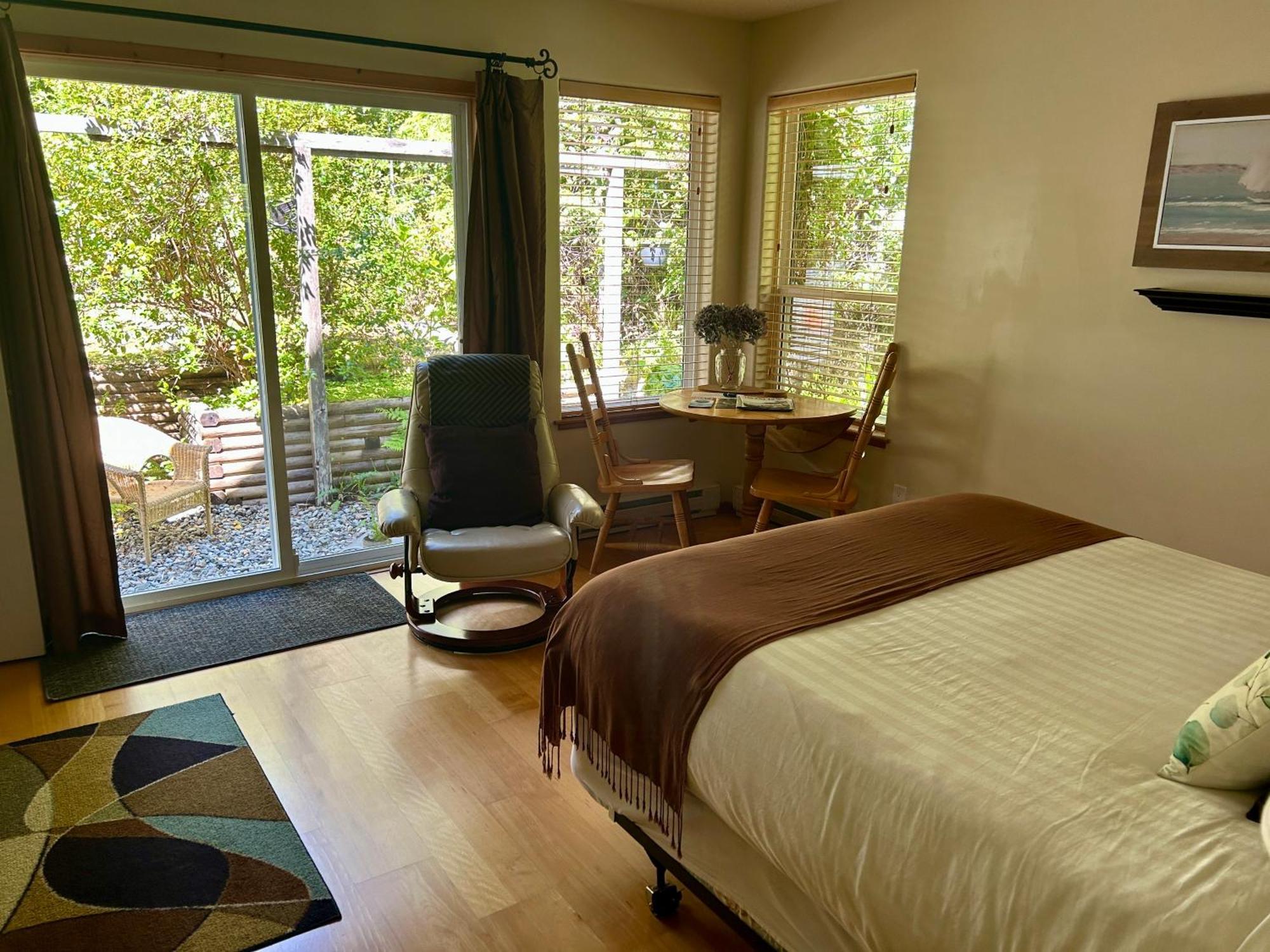 Cobble Wood And Bird Sanctuary Guest Houses Tofino Dış mekan fotoğraf