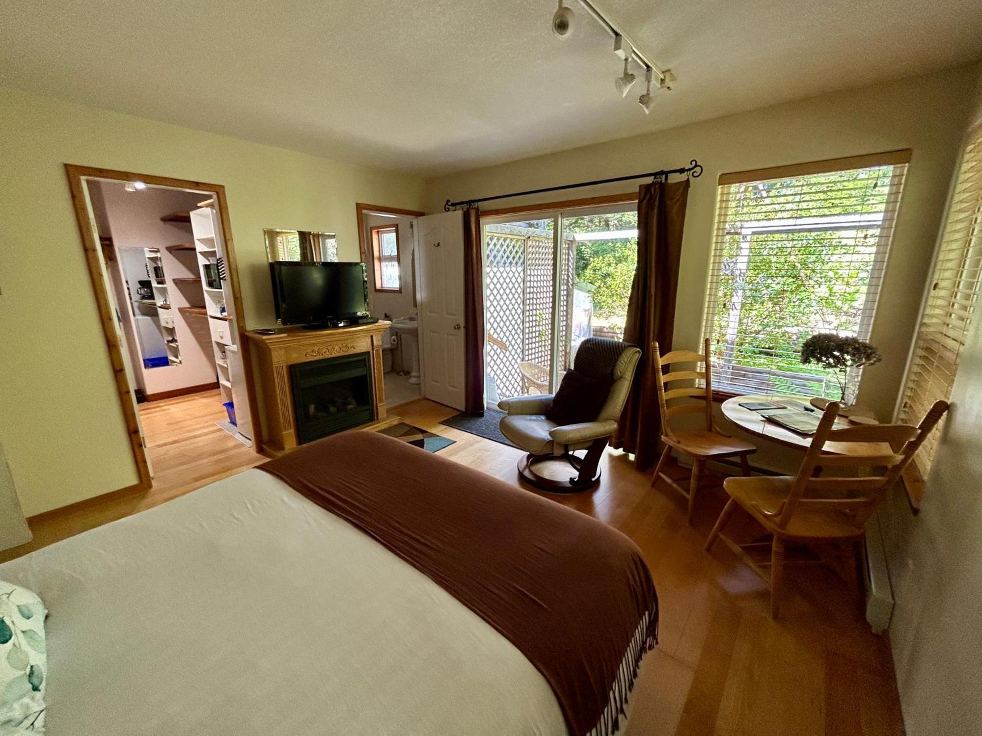 Cobble Wood And Bird Sanctuary Guest Houses Tofino Dış mekan fotoğraf